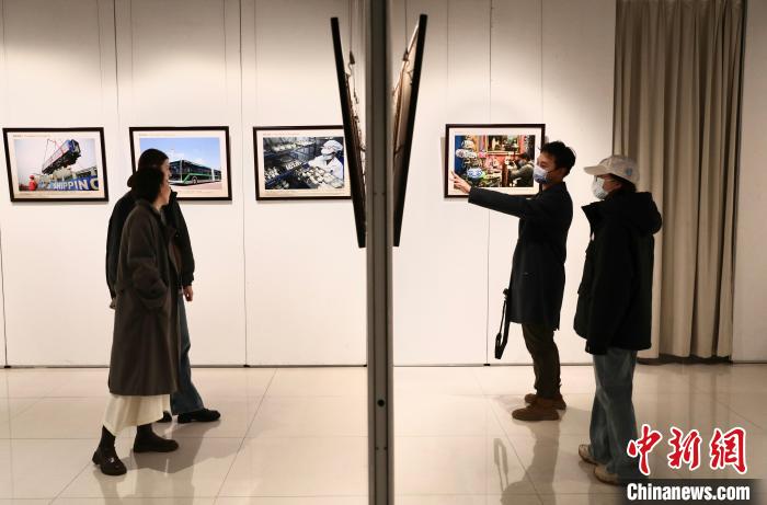 【中邦音訊網】《絲道光影——“一带一齐”拍照作品集锦》巡展正在西安交大开张